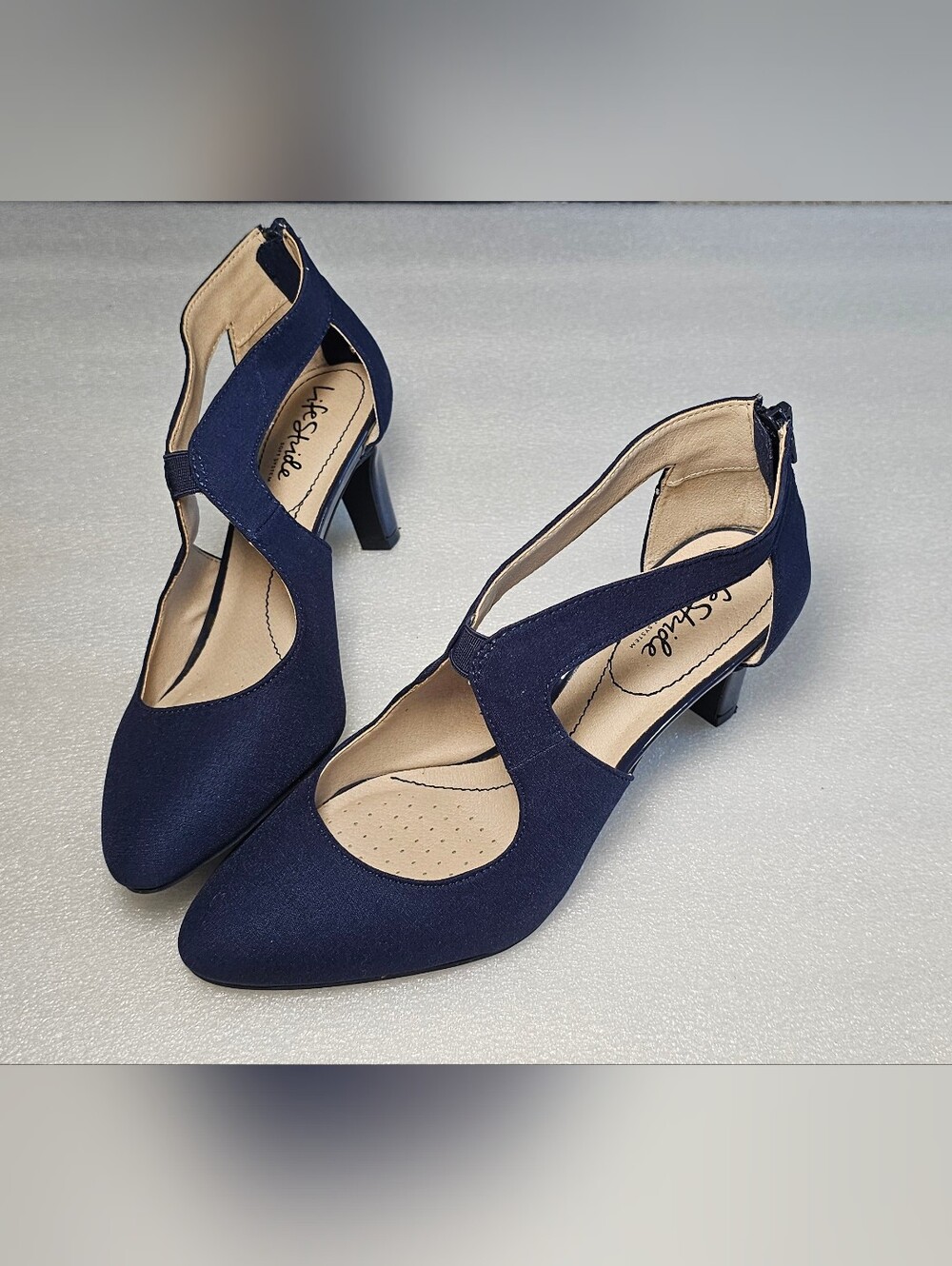 LifeStride Giovanna 2 Navy Blue Cut-Out Pumps — Size 7.5M